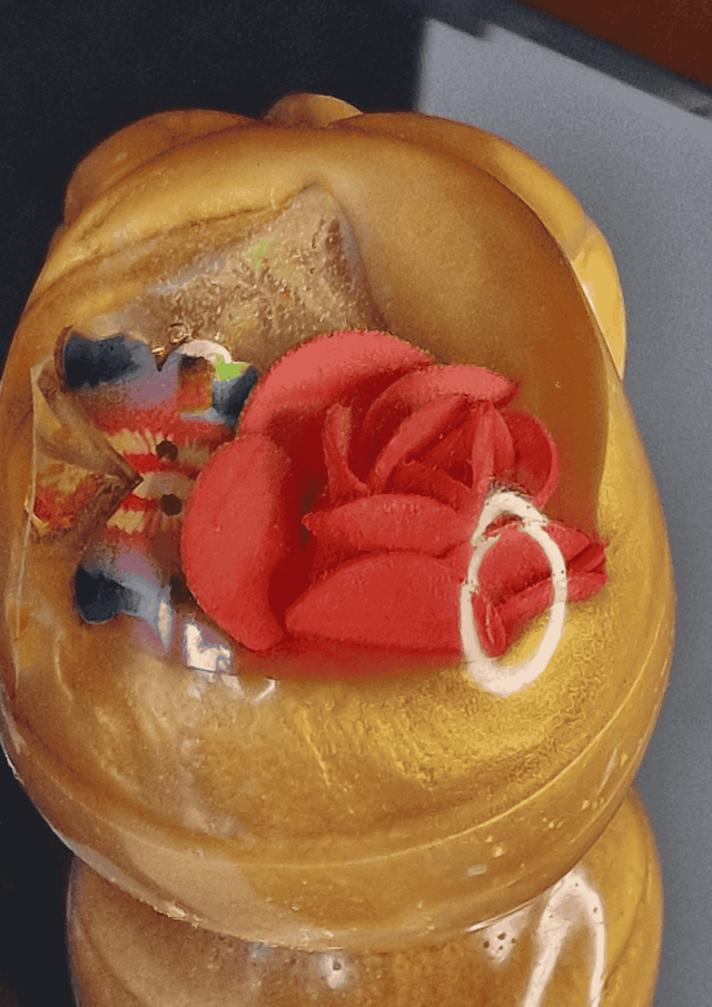 TETE DE MORT DE ROSE ET D'OR
